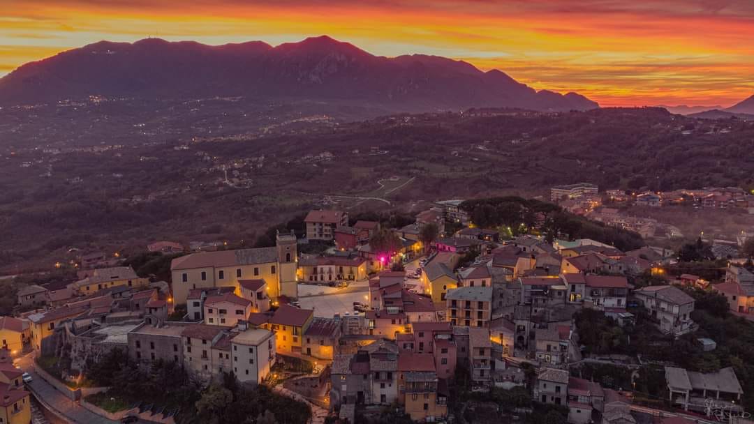 Immagine di copertina: Crisi demografica, il sindaco di Montefredane chiama la ministra Roccella: in un anno 32 decessi e 16 nascite