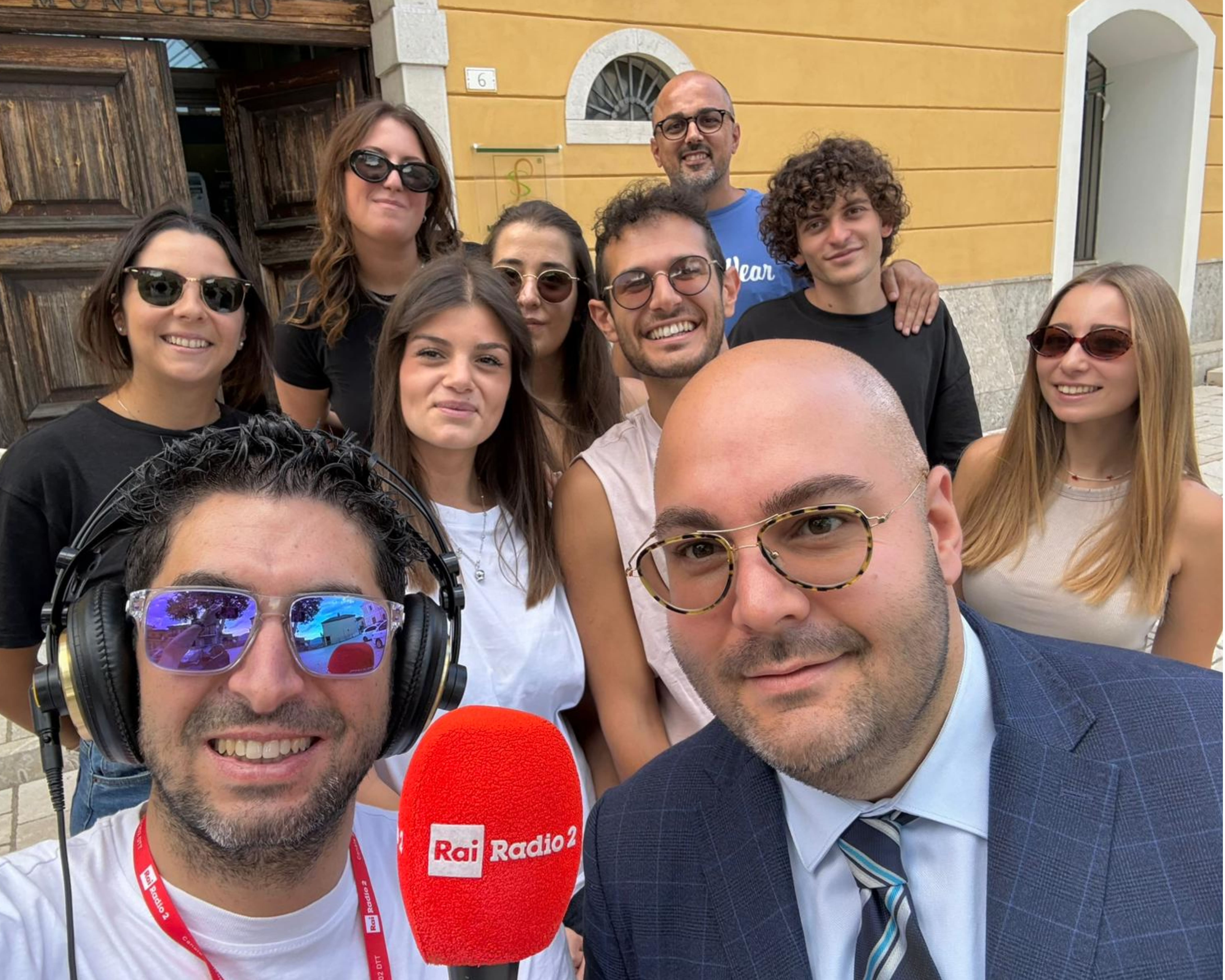 Immagine di copertina: RAI: RADIO2 IN DIRETTA DA MONTEFREDANE CON IVAN CARDIA
